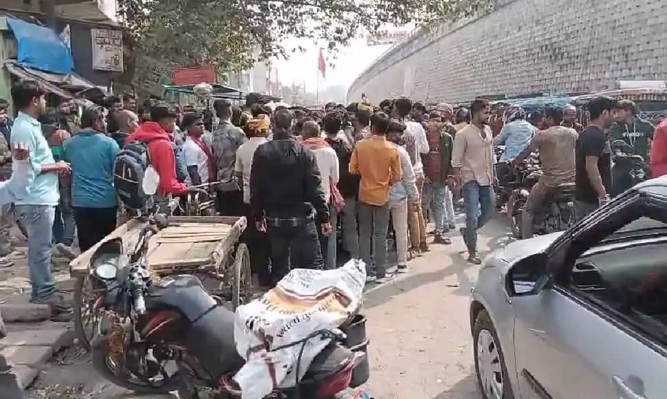 ऑटो से बरामद संदिग्ध मांस, चालक गिरफ्तार, जांच के लिए भेजा ग ऑटो से बरामद संदिग्ध मांस, चालक गिरफ्तार, जांच के लिए भेजा ग