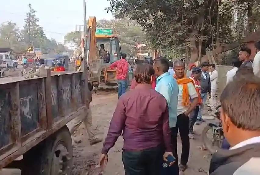 सड़क किनारे लगे अतिक्रमण पर चला प्रशासन का बुलडोजर, हटाई गई सड़क किनारे लगे अतिक्रमण पर चला प्रशासन का बुलडोजर, हटाई गई