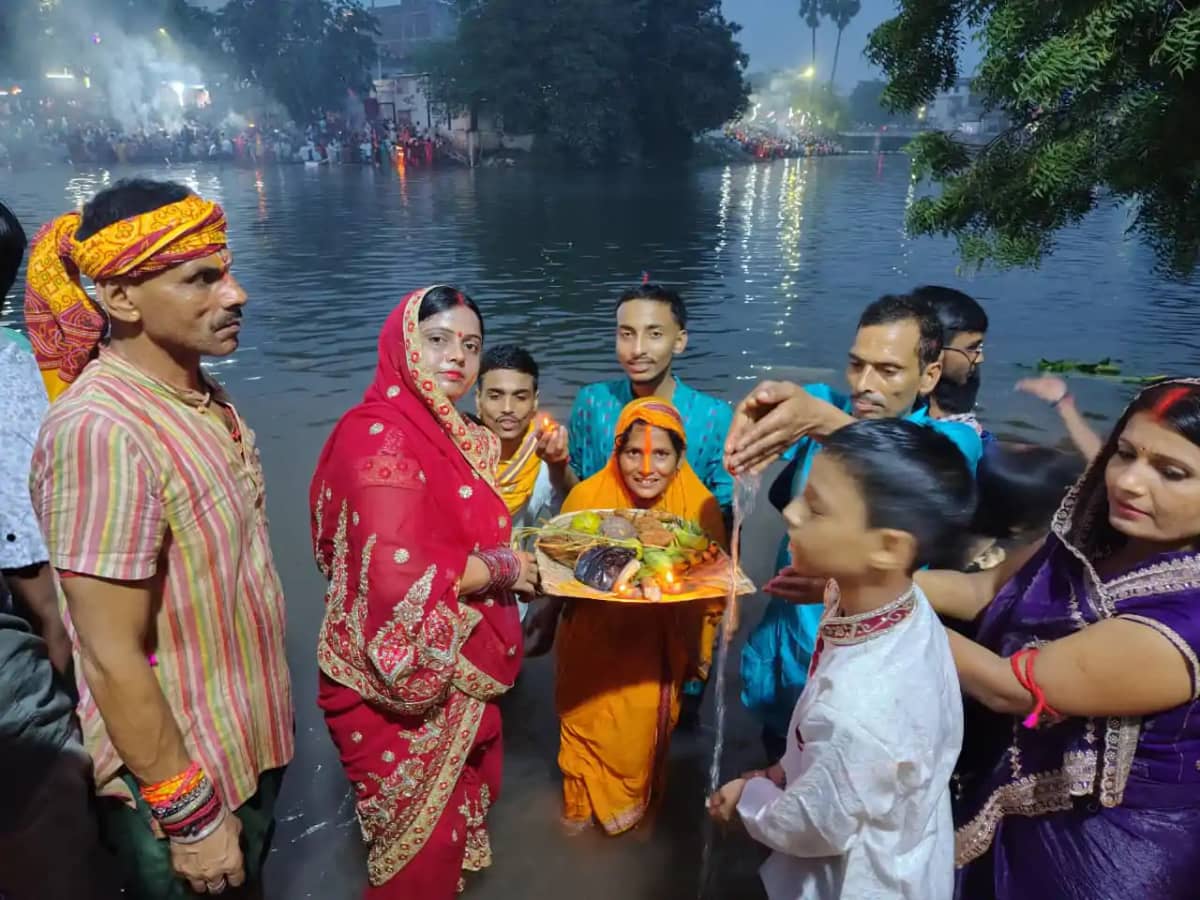 छठ महापर्व की छटा, किया गया अर्घ्य प्रदान, परिवार की सुख-समृ छठ महापर्व की छटा, किया गया अर्घ्य प्रदान, परिवार की सुख-समृ