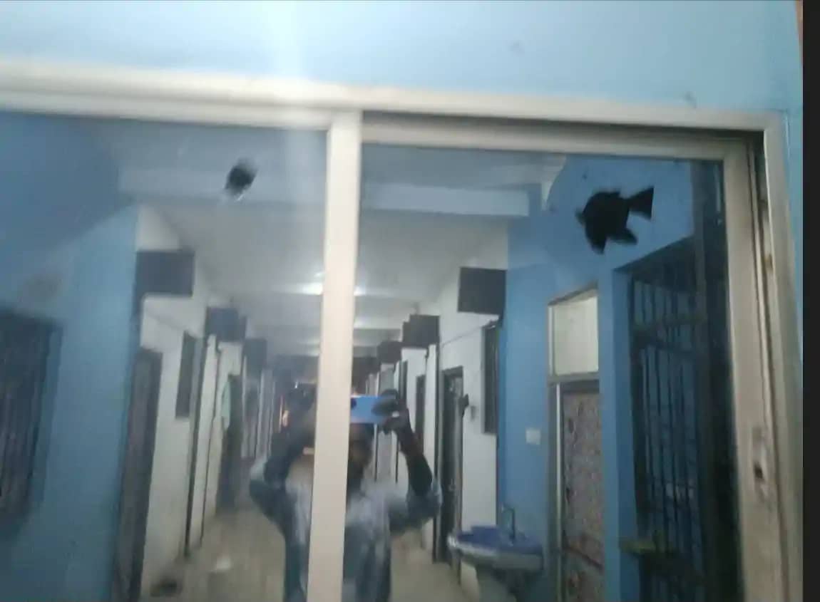 जमुई में जम कर गोलीबारी, अपराधियों की तलाश में जुटी पुलिस* जमुई में जम कर गोलीबारी, अपराधियों की तलाश में जुटी पुलिस*