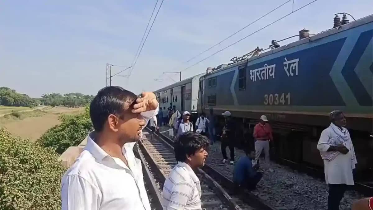 Bihar News : आरा-बक्सर रेलखंड पर श्रमजीवी एक्सप्रेस का पेंटो Bihar News : आरा-बक्सर रेलखंड पर श्रमजीवी एक्सप्रेस का पेंटो