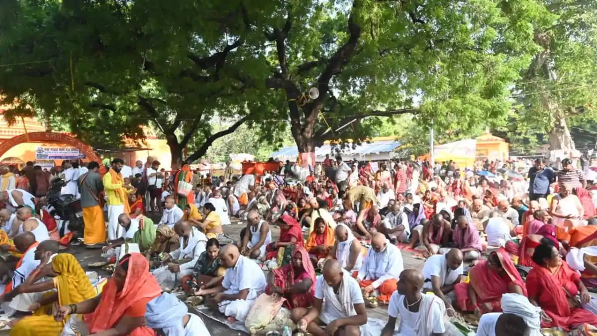 Pitrupaksha 2026 : प्रेतशिला पर्वत पर पिंडदान के लिए उमड़ा आ Pitrupaksha 2026 : प्रेतशिला पर्वत पर पिंडदान के लिए उमड़ा आ