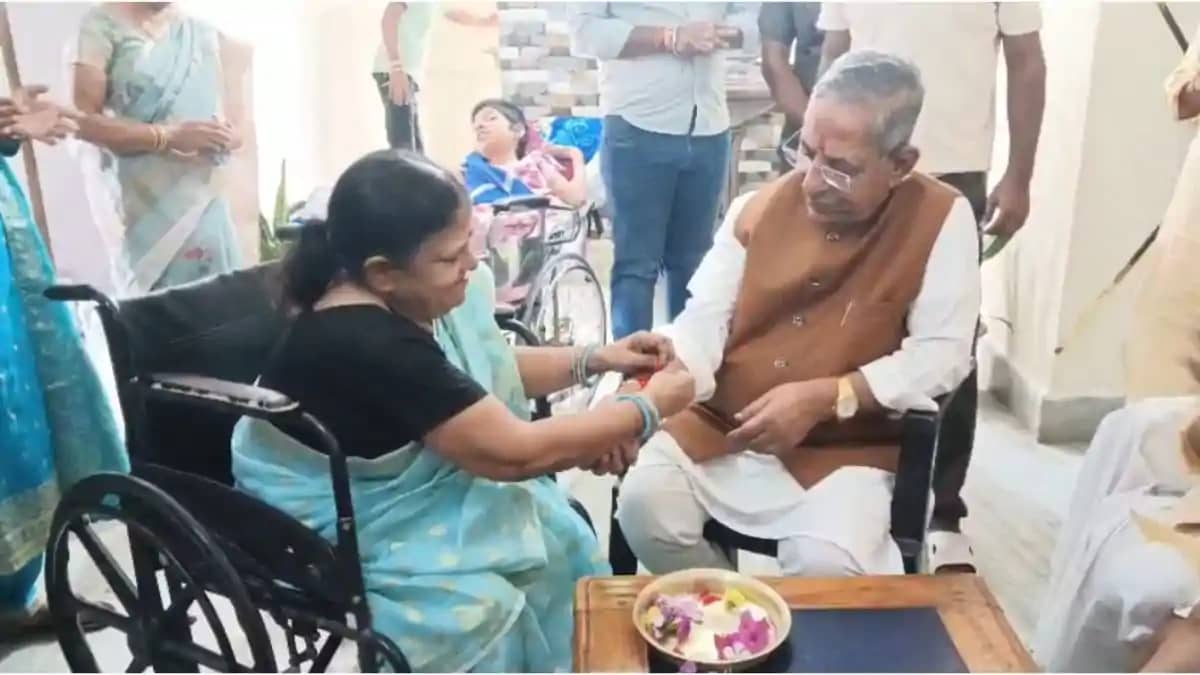 हाजीपुर बहन के घर राखी बंधवाने पहुंचे नागालैंड के राज्यपाल न हाजीपुर बहन के घर राखी बंधवाने पहुंचे नागालैंड के राज्यपाल न