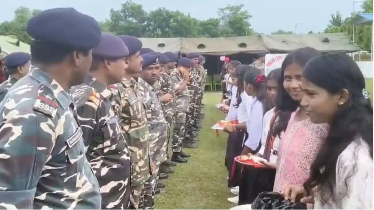 SSB 21वीं वाहिनी ने धूमधाम से मनाया रक्षाबंधन, छात्राओं और ब SSB 21वीं वाहिनी ने धूमधाम से मनाया रक्षाबंधन, छात्राओं और ब