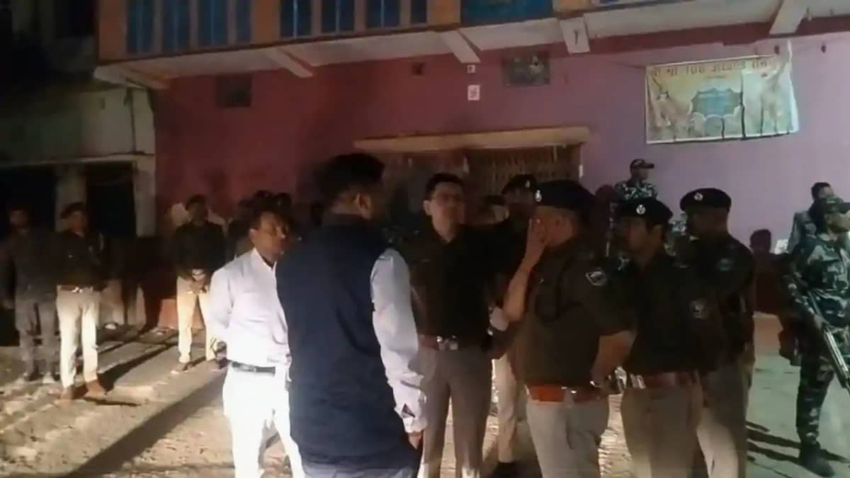 Bihar Crime:सिगरेट के धुएं से भड़की चिंगारी, पथराव में बदला Bihar Crime:सिगरेट के धुएं से भड़की चिंगारी, पथराव में बदला