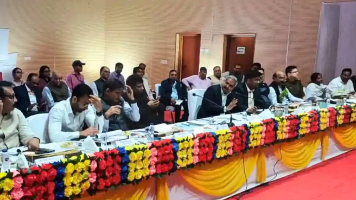 Bihar News : मुंगेर में राजस्व कार्यों की हुई महासमीक्षा, प् Bihar News : मुंगेर में राजस्व कार्यों की हुई महासमीक्षा, प्
