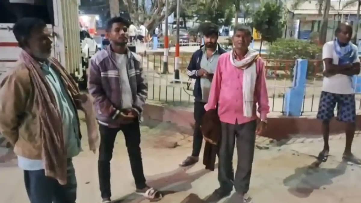 Jeevika worker was crushed by a Hiva 2 critical condition Jeevika worker was crushed by a Hiva 2 critical condition