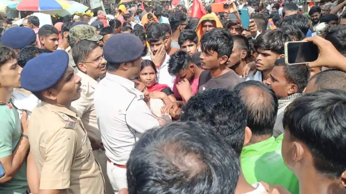 मासूम की हत्या के बाद भड़का जनआक्रोश, 5 घंटे ठप रहा नवादा-जम मासूम की हत्या के बाद भड़का जनआक्रोश, 5 घंटे ठप रहा नवादा-जम
