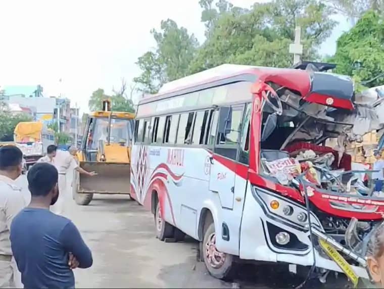 bihar bus accident - सड़क किनारे खड़ी बालू लदे ट्रक में बस न bihar bus accident - सड़क किनारे खड़ी बालू लदे ट्रक में बस न