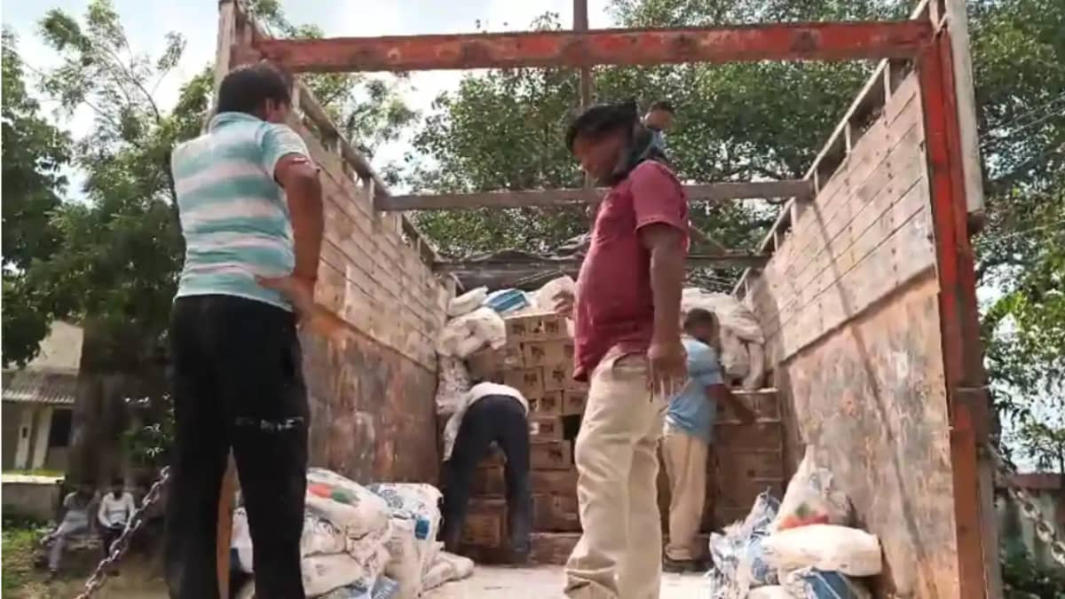 Bihar News : बांका में भूसी लदे ट्रक से करोड़ों रूपये की विदे Bihar News : बांका में भूसी लदे ट्रक से करोड़ों रूपये की विदे