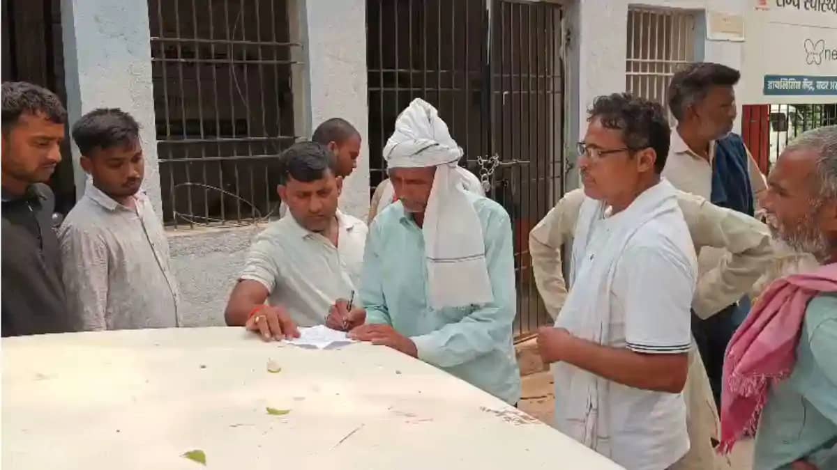 फांसी के फंदे से झूलता मिला 25 वर्षीय विवाहिता का शव, पति और फांसी के फंदे से झूलता मिला 25 वर्षीय विवाहिता का शव, पति और