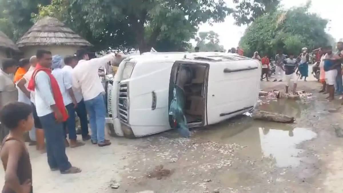 Bihar Road Accident : गोपालगंज में रफ्तार का कहर, शराब लदी अ Bihar Road Accident : गोपालगंज में रफ्तार का कहर, शराब लदी अ