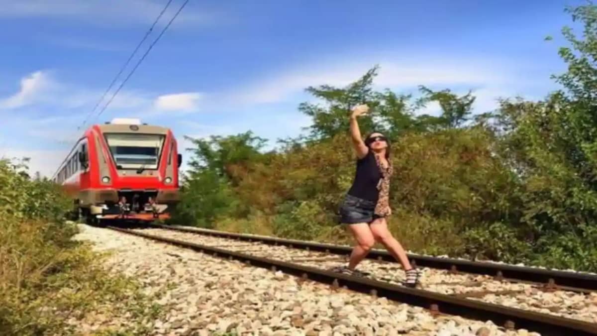 Railway news - रेलवे स्टेशन और ट्रेनों में यू-ट्यूबर्स और री Railway news - रेलवे स्टेशन और ट्रेनों में यू-ट्यूबर्स और री