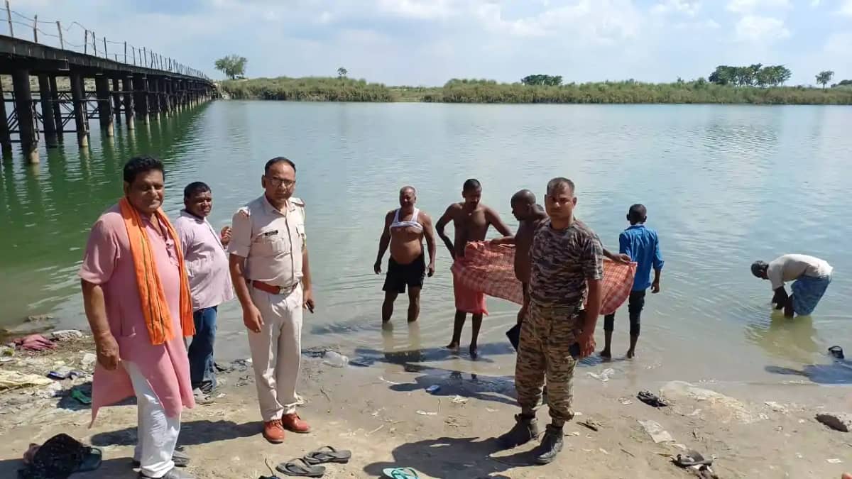 Bihar News : खगड़िया में स्नान के दौरान गंगा नदी में डूबने से Bihar News : खगड़िया में स्नान के दौरान गंगा नदी में डूबने से