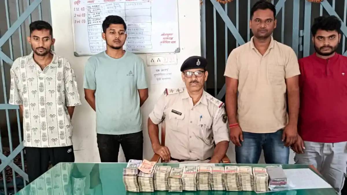 Bihar News : मोतिहारी पुलिस ने की बड़ी कार्रवाई, आधी रात कार Bihar News : मोतिहारी पुलिस ने की बड़ी कार्रवाई, आधी रात कार