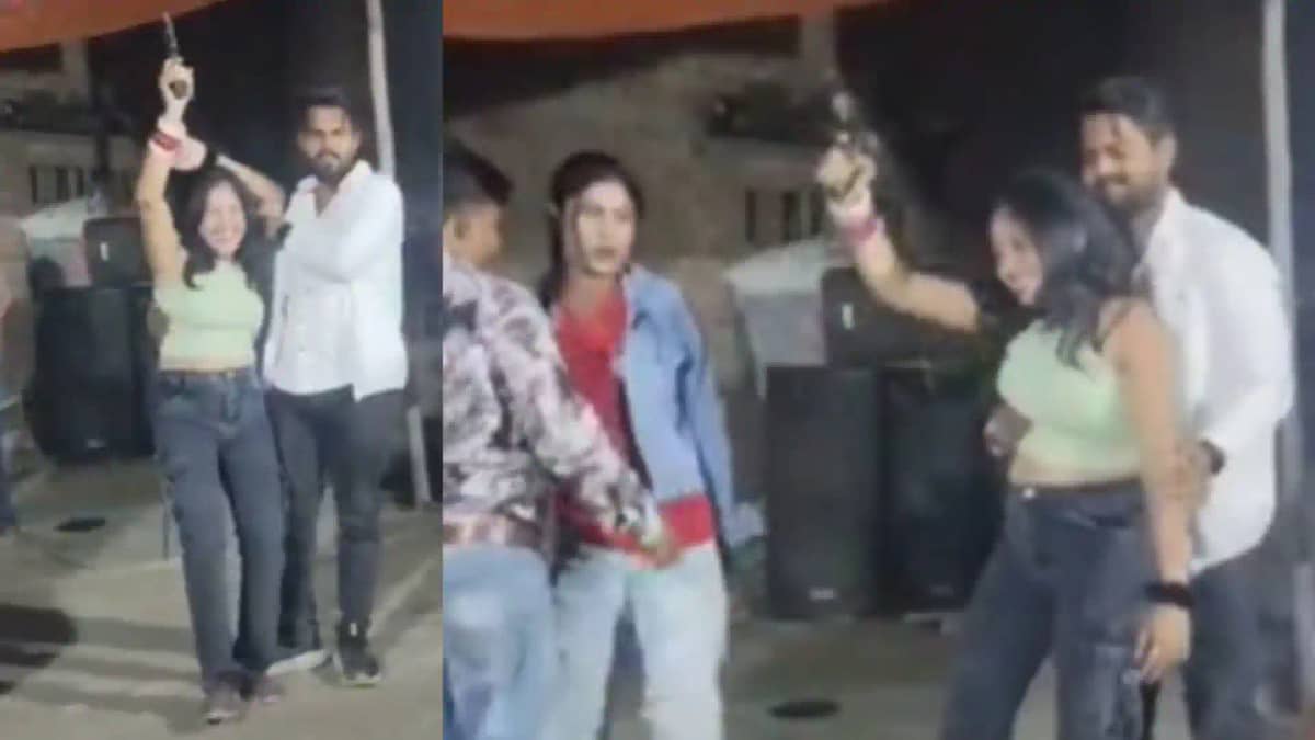 कांस्टेबल ने डांसर को थमाई सरकारी पिस्टल, बिहार पुलिस का तमं कांस्टेबल ने डांसर को थमाई सरकारी पिस्टल, बिहार पुलिस का तमं