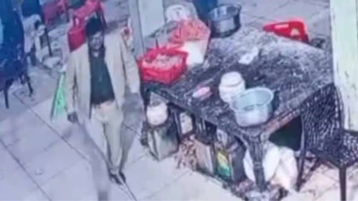 पुलिसकर्मियों की गुंडई का चरम का रेस्टोरेंट स्टाफ से जमकर मा पुलिसकर्मियों की गुंडई का चरम का रेस्टोरेंट स्टाफ से जमकर मा