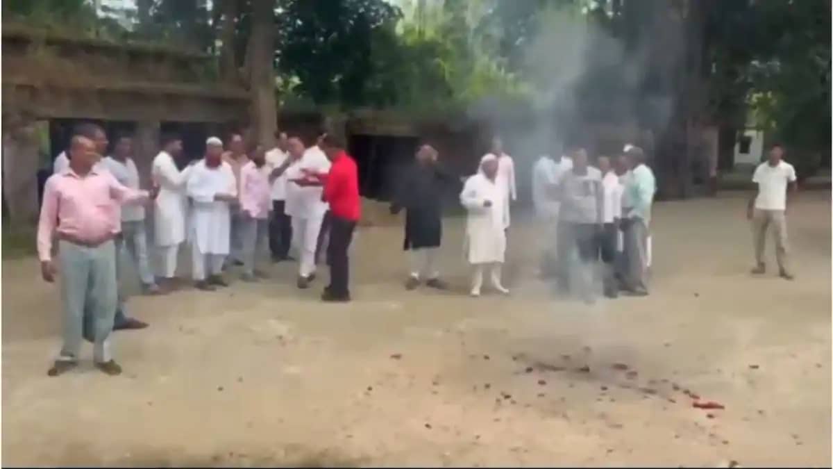 नवादा में पटना स्नातक सीट से नीरज कुमार की रिकॉर्ड जीत का जश नवादा में पटना स्नातक सीट से नीरज कुमार की रिकॉर्ड जीत का जश