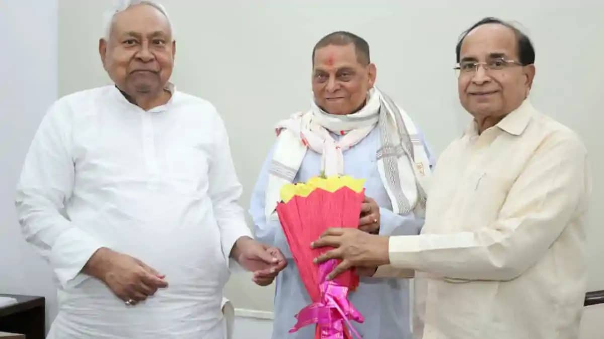 जीत दर्ज करने के बाद नीरज कुमार ने लिया नीतीश कुमार का आशीर् जीत दर्ज करने के बाद नीरज कुमार ने लिया नीतीश कुमार का आशीर्