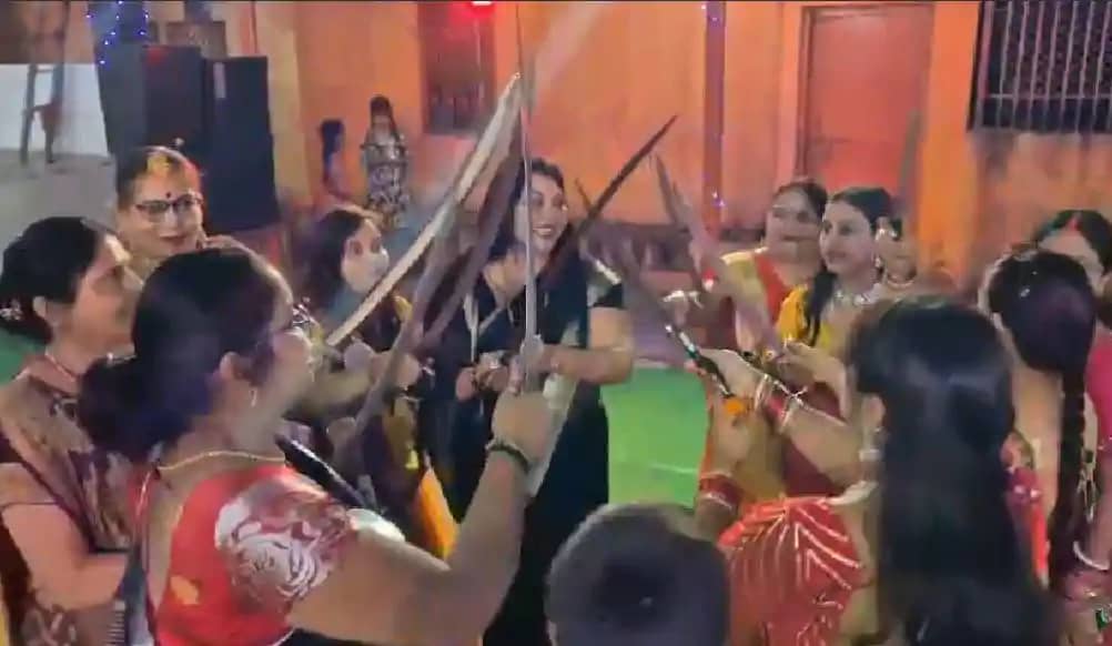 सासाराम में अद्भुत डांडिया नाइट, तलवार लेकर थिरकती दिखीं महि सासाराम में अद्भुत डांडिया नाइट, तलवार लेकर थिरकती दिखीं महि