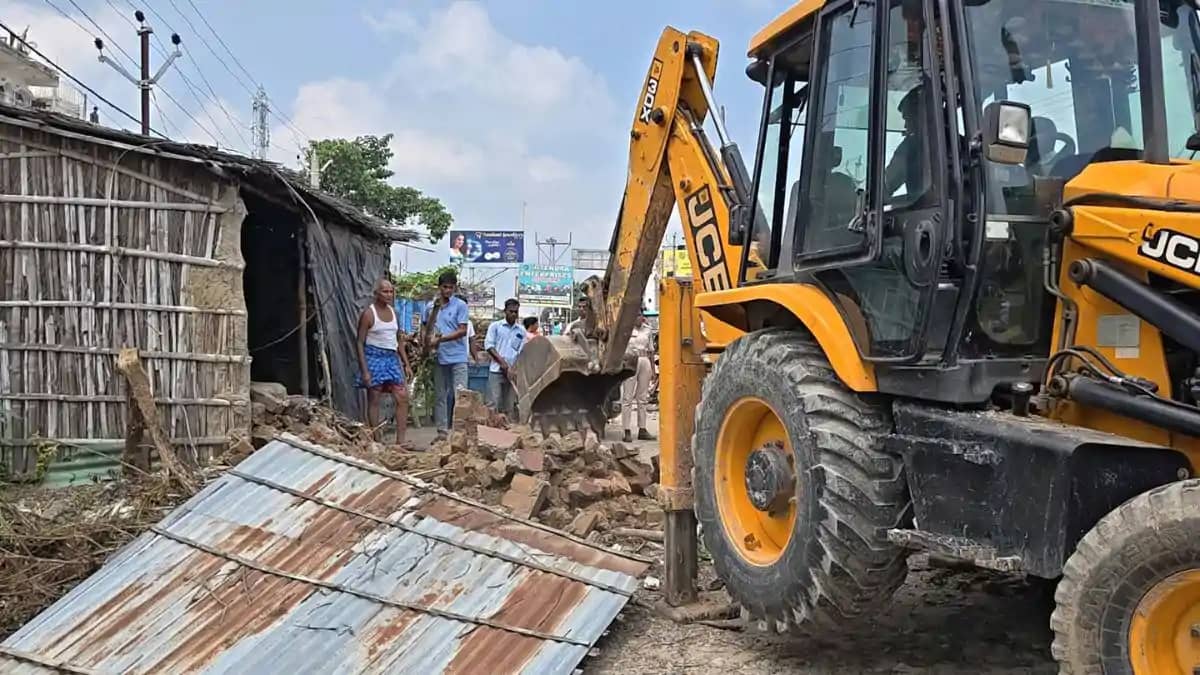 अतिक्रमण हटाने के दौरान बड़ा हादसा : दीवार गिरने से युवती गं अतिक्रमण हटाने के दौरान बड़ा हादसा : दीवार गिरने से युवती गं