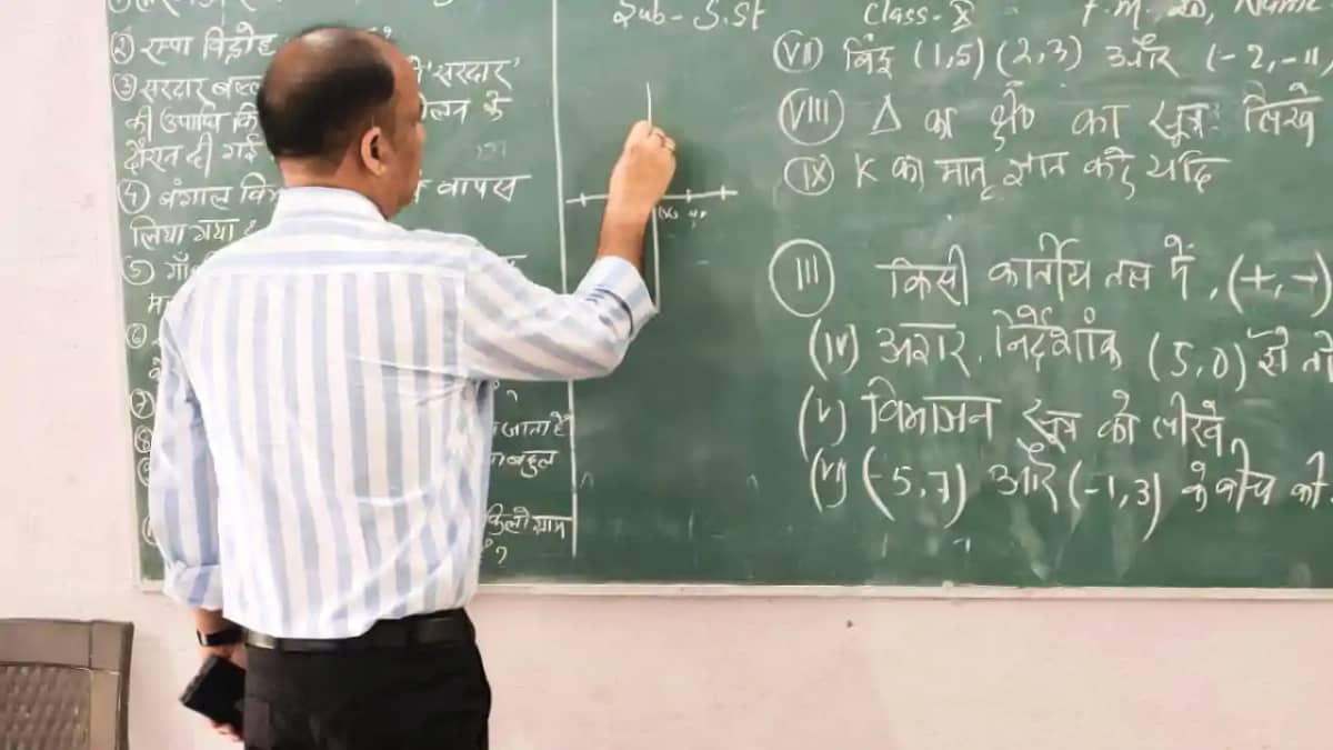 Bihar News : निरीक्षण के दौरान शिक्षक बन गए सहरसा डीएम, बच्च Bihar News : निरीक्षण के दौरान शिक्षक बन गए सहरसा डीएम, बच्च
