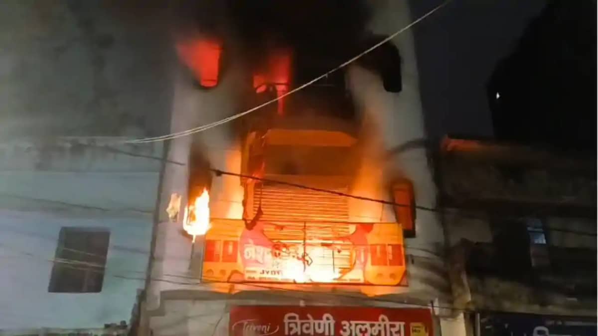 Bihar News : बेतिया में भीषण अग्निकांड: दो मंजिला मकान में ल Bihar News : बेतिया में भीषण अग्निकांड: दो मंजिला मकान में ल