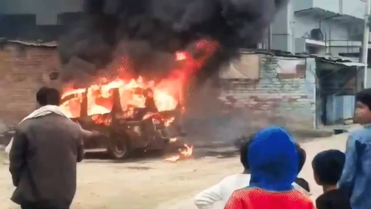 Bihar News : नालंदा में घर के बाहर खड़ी कार में लगी भीषण आग, Bihar News : नालंदा में घर के बाहर खड़ी कार में लगी भीषण आग,
