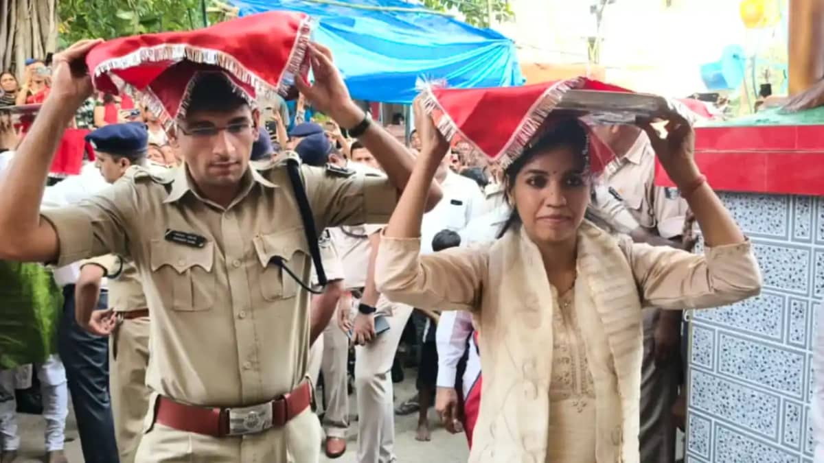 Bihar News : नालंदा में बाबा मणिराम के दरबार में अधिकारियों Bihar News : नालंदा में बाबा मणिराम के दरबार में अधिकारियों