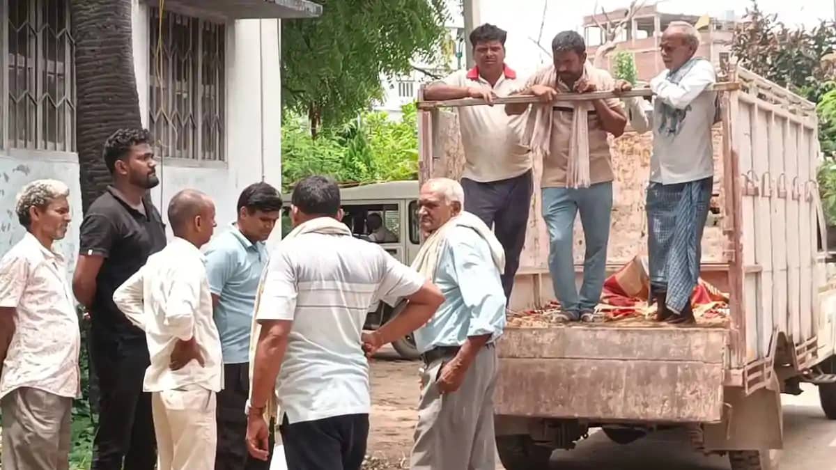 बिजली का तार ठीक करने गए 69 वर्षीय बुजुर्ग की करंट लगने से म बिजली का तार ठीक करने गए 69 वर्षीय बुजुर्ग की करंट लगने से म