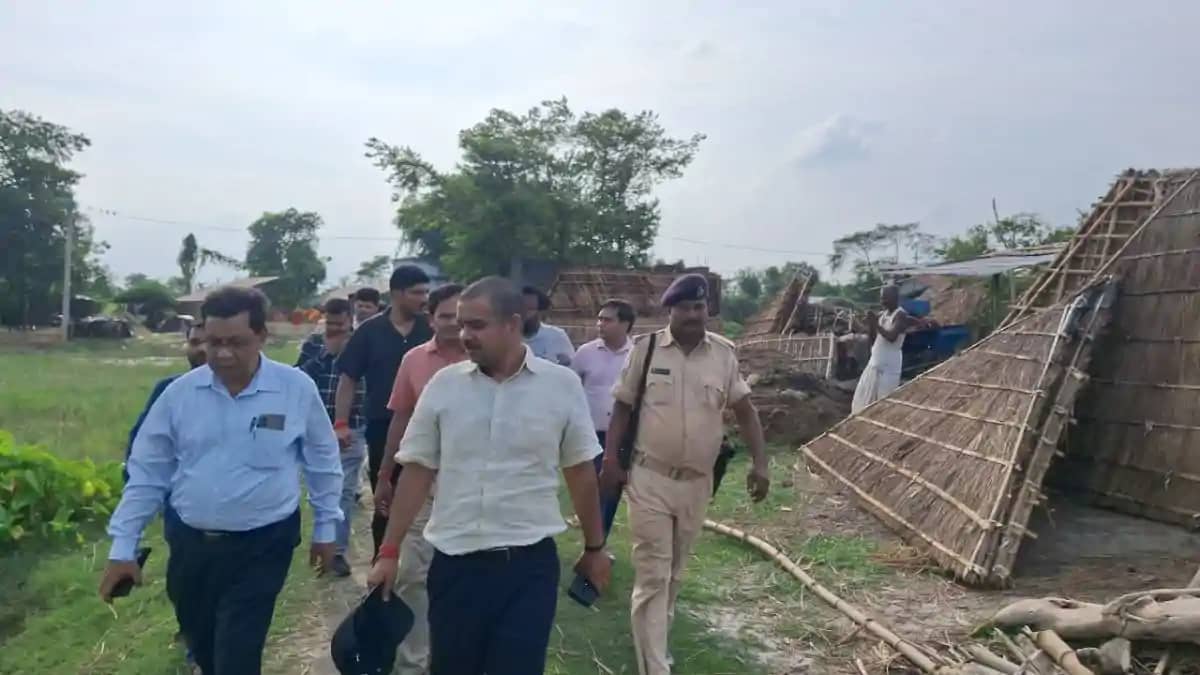कोसी कटाव प्रभावित क्षेत्रों का डीएम ने किया निरीक्षण, पीड़ि कोसी कटाव प्रभावित क्षेत्रों का डीएम ने किया निरीक्षण, पीड़ि