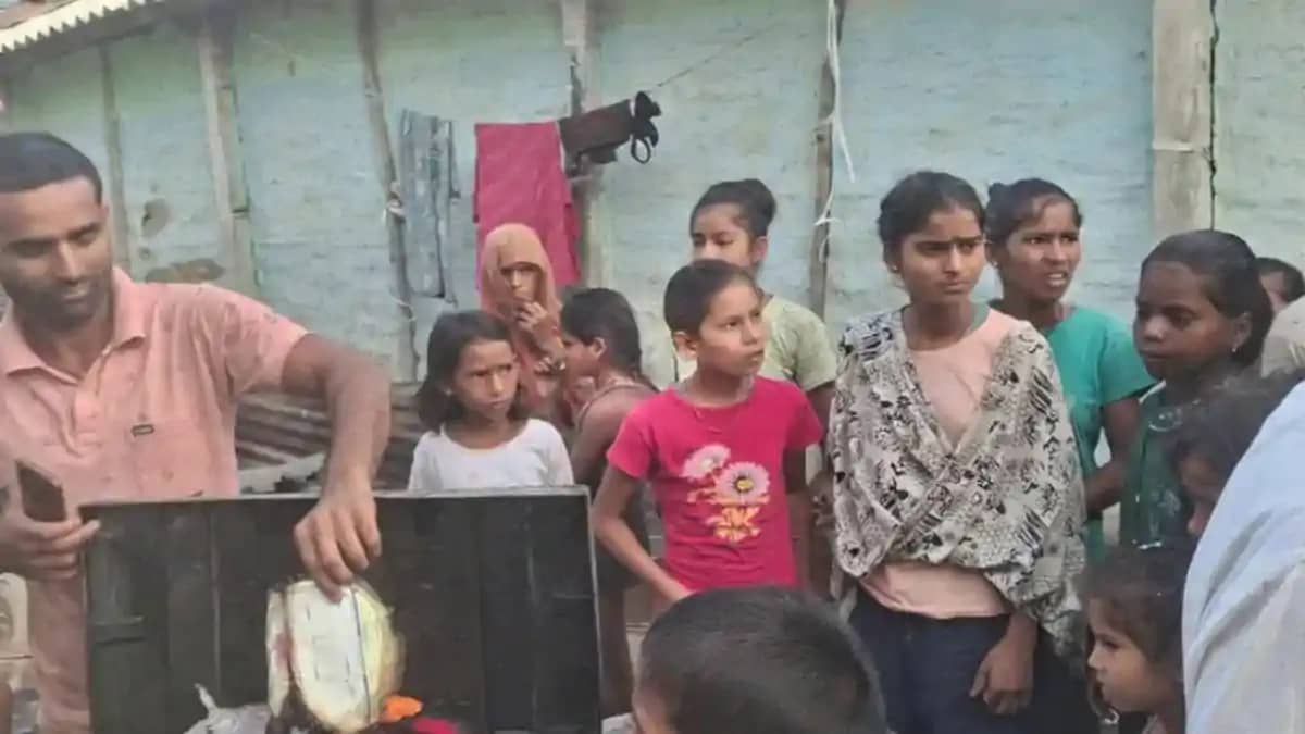 भीषण आगलगी मे 5 परिवारों के घर जलकर राख, 5 लाख की संपत्ति स् भीषण आगलगी मे 5 परिवारों के घर जलकर राख, 5 लाख की संपत्ति स्