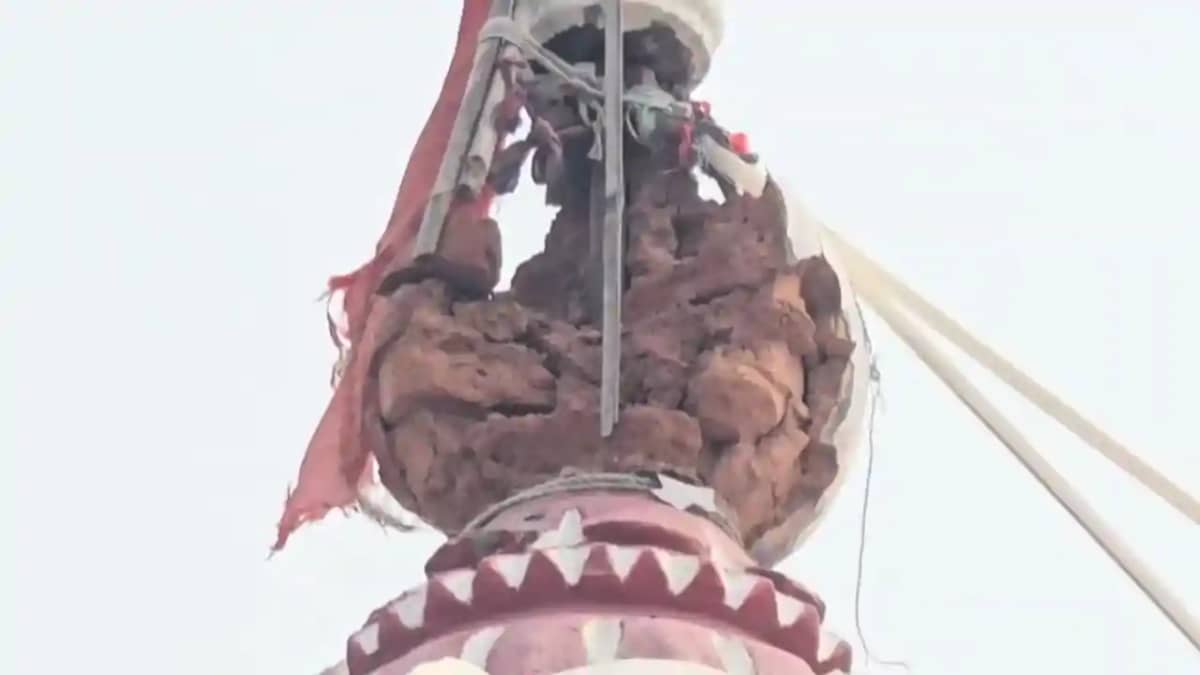 Bihar News : दरभंगा में जलेश्वरनाथ महादेव मंदिर पर गिरी आकाश Bihar News : दरभंगा में जलेश्वरनाथ महादेव मंदिर पर गिरी आकाश