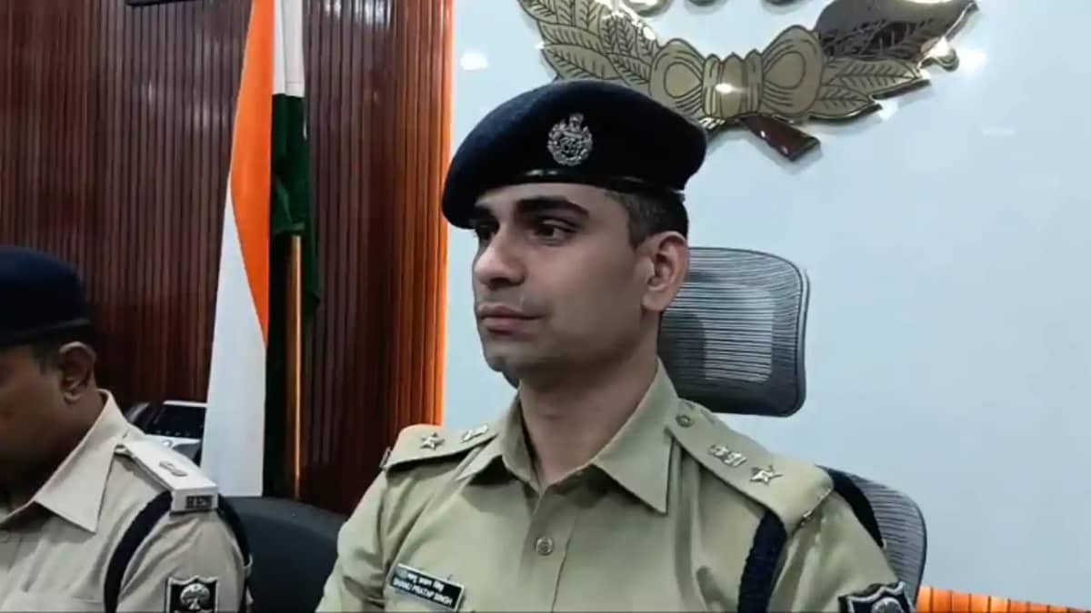 Bihar News : बिहार पुलिस रेडियो ऑपरेटर परीक्षा में सॉल्वर गै Bihar News : बिहार पुलिस रेडियो ऑपरेटर परीक्षा में सॉल्वर गै