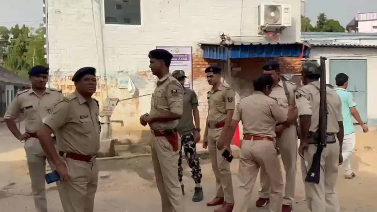 नवादा पुलिस की बड़ी कार्रवाई : 24 घंटे में 35 आरोपी को दबोचा नवादा पुलिस की बड़ी कार्रवाई : 24 घंटे में 35 आरोपी को दबोचा