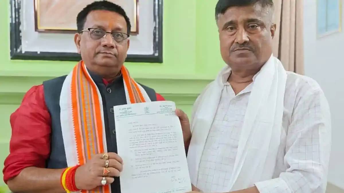 कांटी विधायक अजीत कुमार ने पथ निर्माण मंत्री को सौंपा ज्ञापन कांटी विधायक अजीत कुमार ने पथ निर्माण मंत्री को सौंपा ज्ञापन