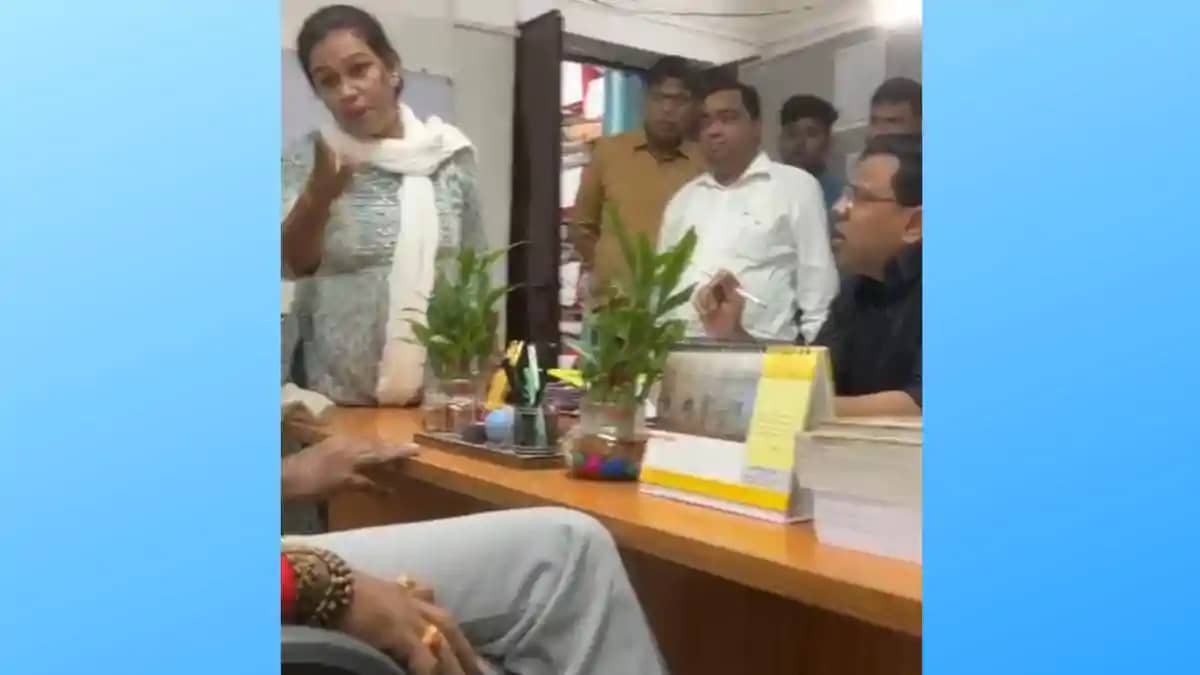 औरंगाबाद DEO ऑफिस में महिला का हंगामा : ससुरालवालों को महिला औरंगाबाद DEO ऑफिस में महिला का हंगामा : ससुरालवालों को महिला