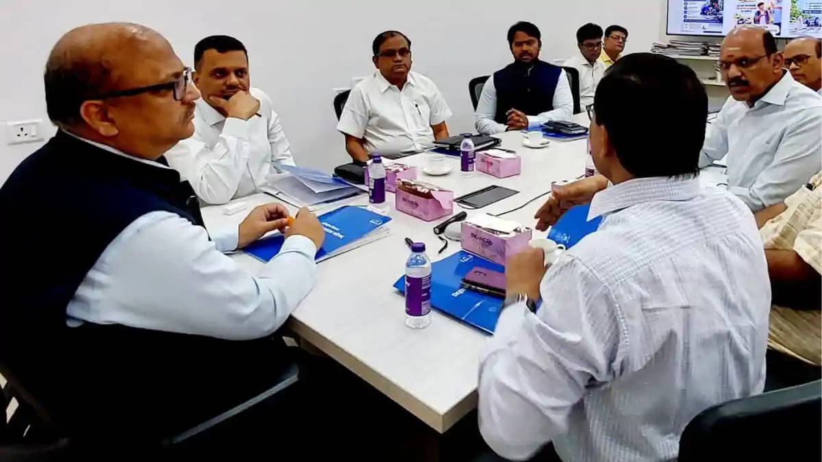 सड़क दुर्घटनाएं रोकने और ट्रैफिक व्यवस्था दुरुस्त करने के लि सड़क दुर्घटनाएं रोकने और ट्रैफिक व्यवस्था दुरुस्त करने के लि