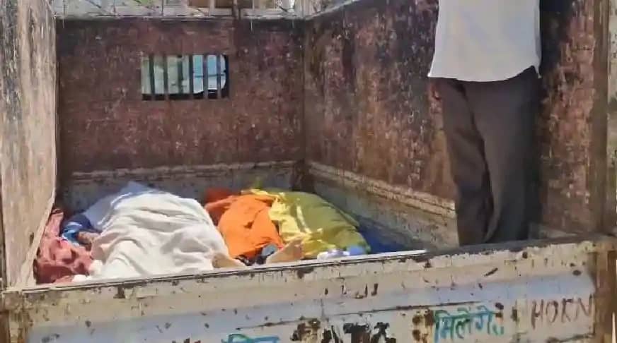बहन और भांजे-भांजियों को लेकर जा रहे बाइक सवार युवक को ट्रक बहन और भांजे-भांजियों को लेकर जा रहे बाइक सवार युवक को ट्रक