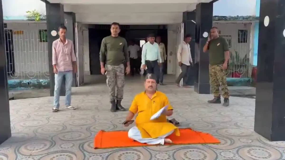 Bihar News : बाढ़ पीड़ितों की उपेक्षा पर भड़के बीजेपी विधायक Bihar News : बाढ़ पीड़ितों की उपेक्षा पर भड़के बीजेपी विधायक