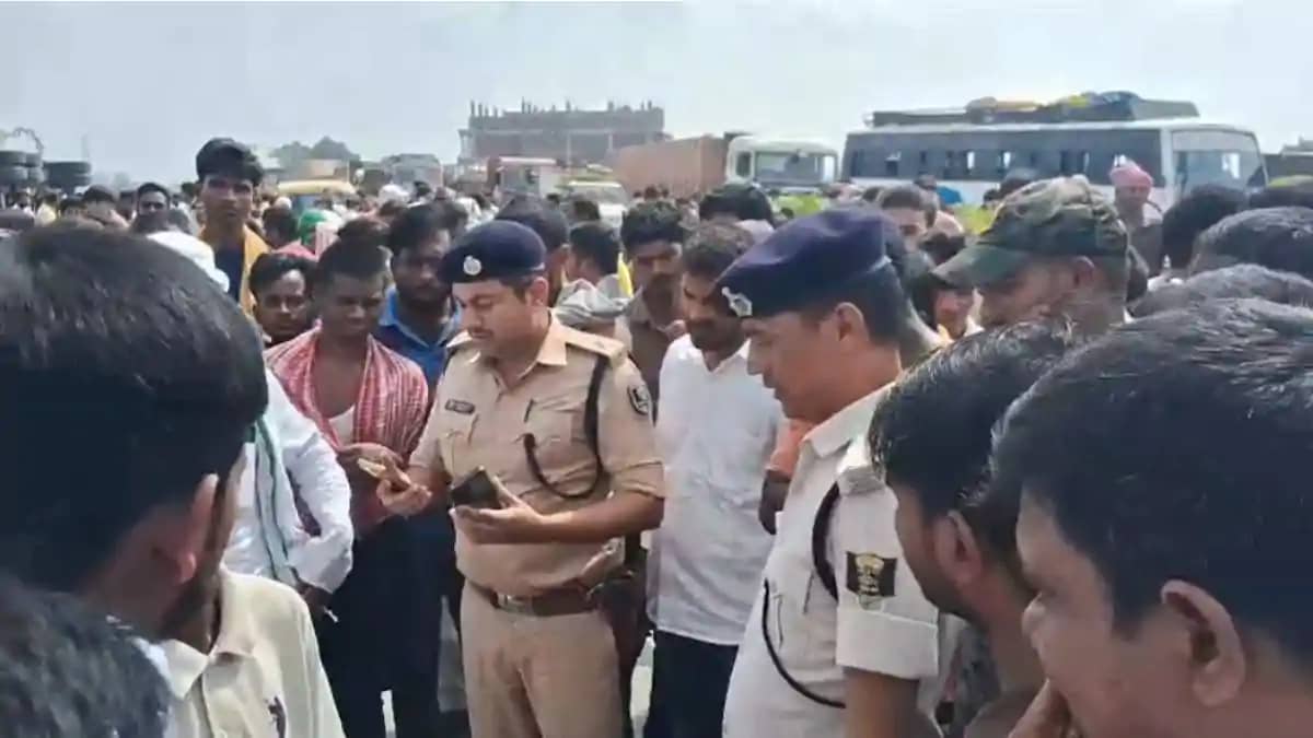 अनियंत्रित डंपर ने 9वीं की छात्रा को रौंदा, मौके पर मौत; आक् अनियंत्रित डंपर ने 9वीं की छात्रा को रौंदा, मौके पर मौत; आक्