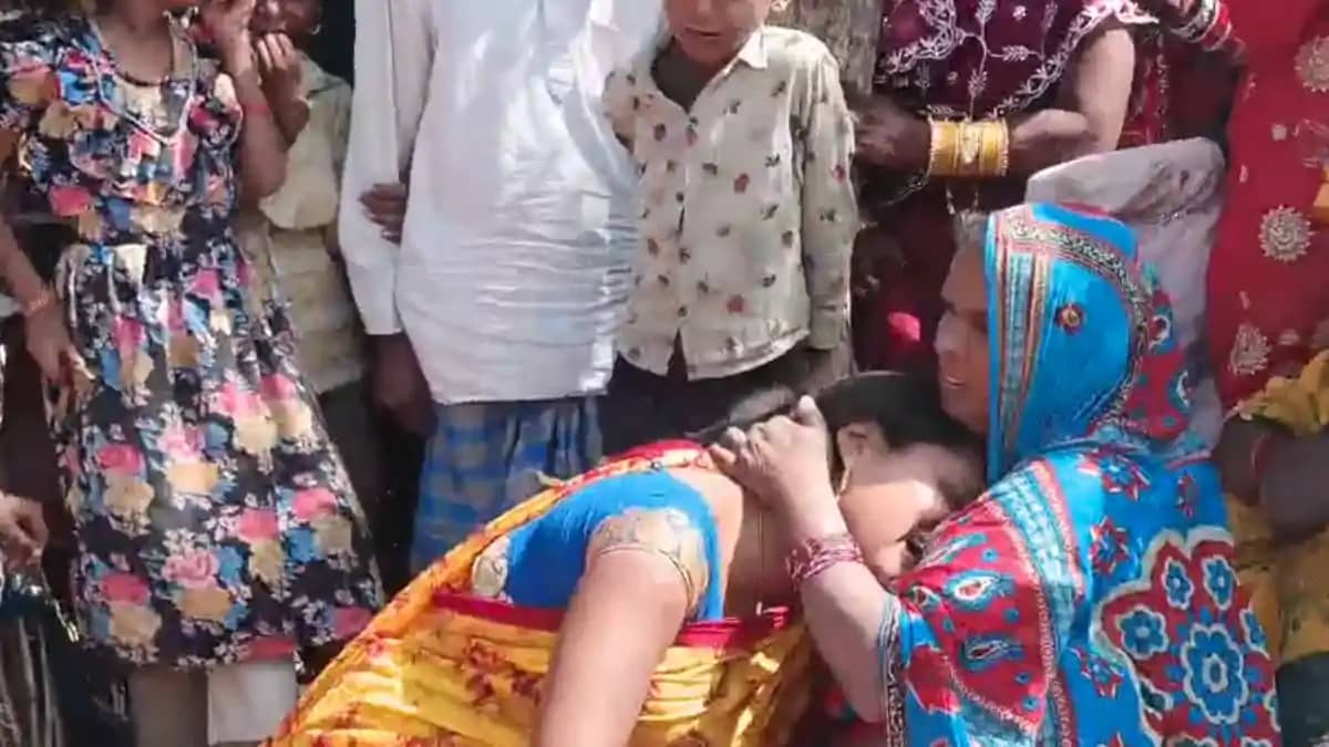 Bihar News : बेतिया में तेज आंधी पानी ने मचाया तांडव, ई-रिक् Bihar News : बेतिया में तेज आंधी पानी ने मचाया तांडव, ई-रिक्