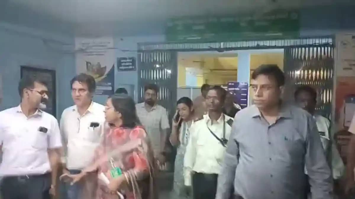 सड़क हादसे के बाद अस्पताल में भारी बवाल, शौचालय में छिपकर मह सड़क हादसे के बाद अस्पताल में भारी बवाल, शौचालय में छिपकर मह