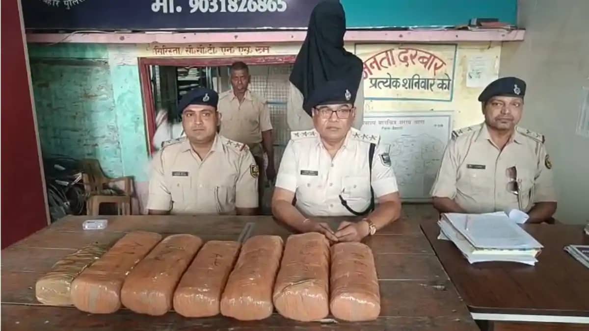 नशीले पदार्थों के खिलाफ चलाए जा रहे विशेष अभियान में पुलिस क नशीले पदार्थों के खिलाफ चलाए जा रहे विशेष अभियान में पुलिस क