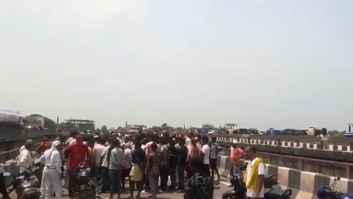 Bihar News : मेडिकल कॉलेज में एडमिशन कराने जा रहे तीन युवकों Bihar News : मेडिकल कॉलेज में एडमिशन कराने जा रहे तीन युवकों