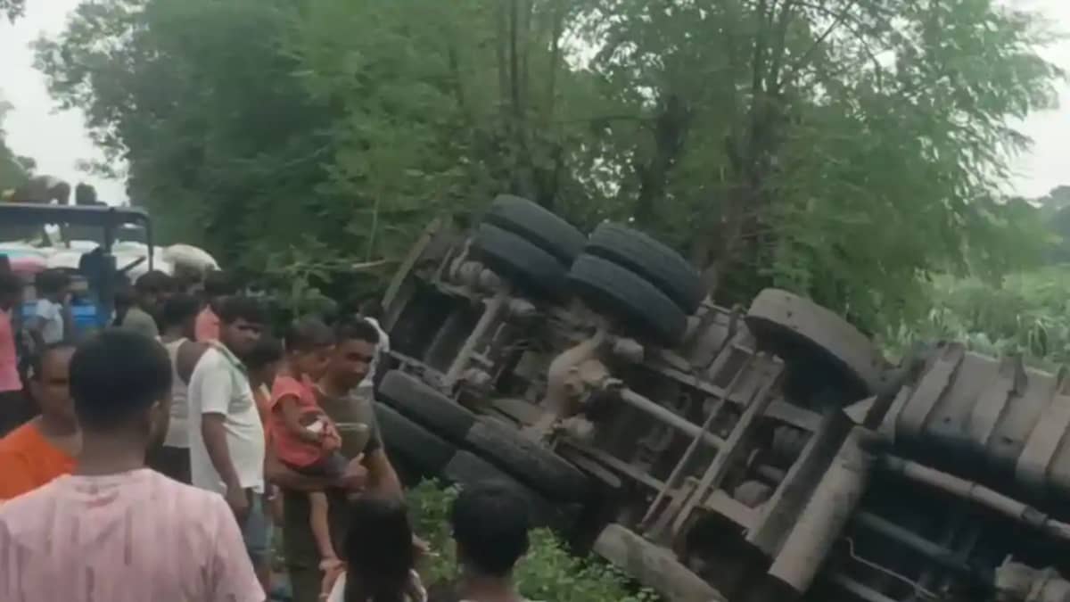 Truck Falls Into River After Being Cut Off Driver Escapes Truck Falls Into River After Being Cut Off Driver Escapes
