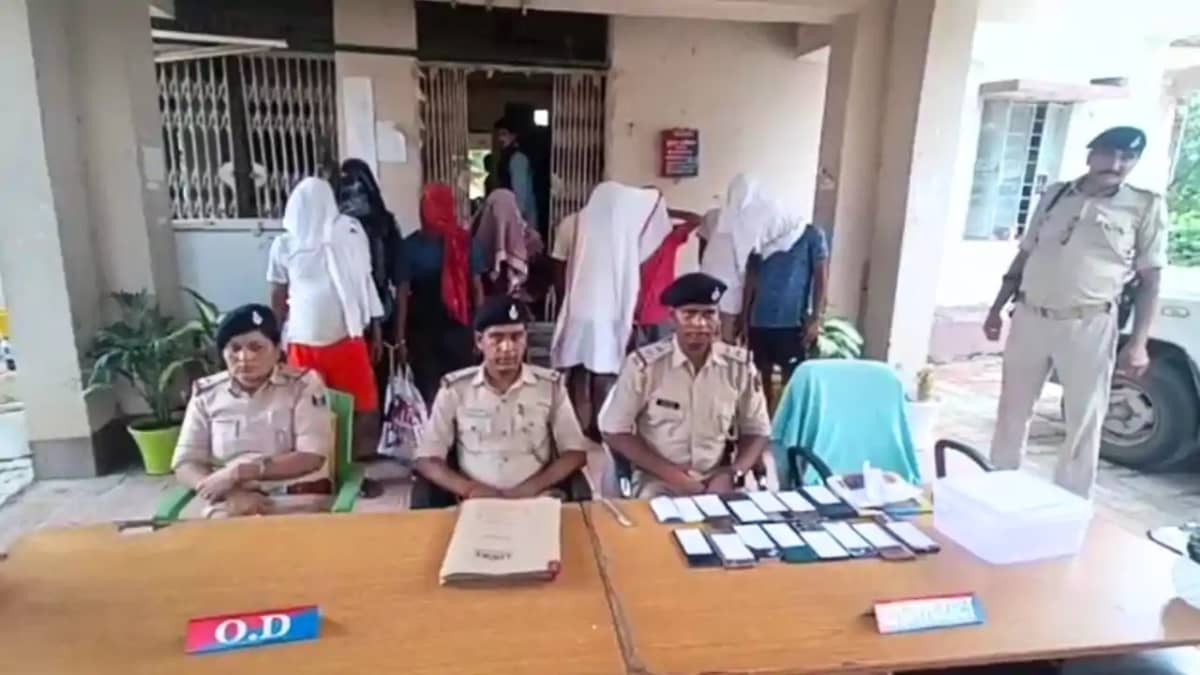 Bihar News : नालंदा में 8 शातिर साइबर अपराधियों को पुलिस ने Bihar News : नालंदा में 8 शातिर साइबर अपराधियों को पुलिस ने