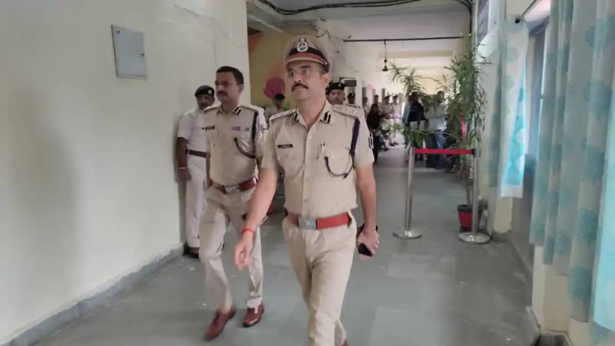 Bihar police - डीआईजी का एक्शन, तीन इंस्पेक्टरों को किया संस Bihar police - डीआईजी का एक्शन, तीन इंस्पेक्टरों को किया संस