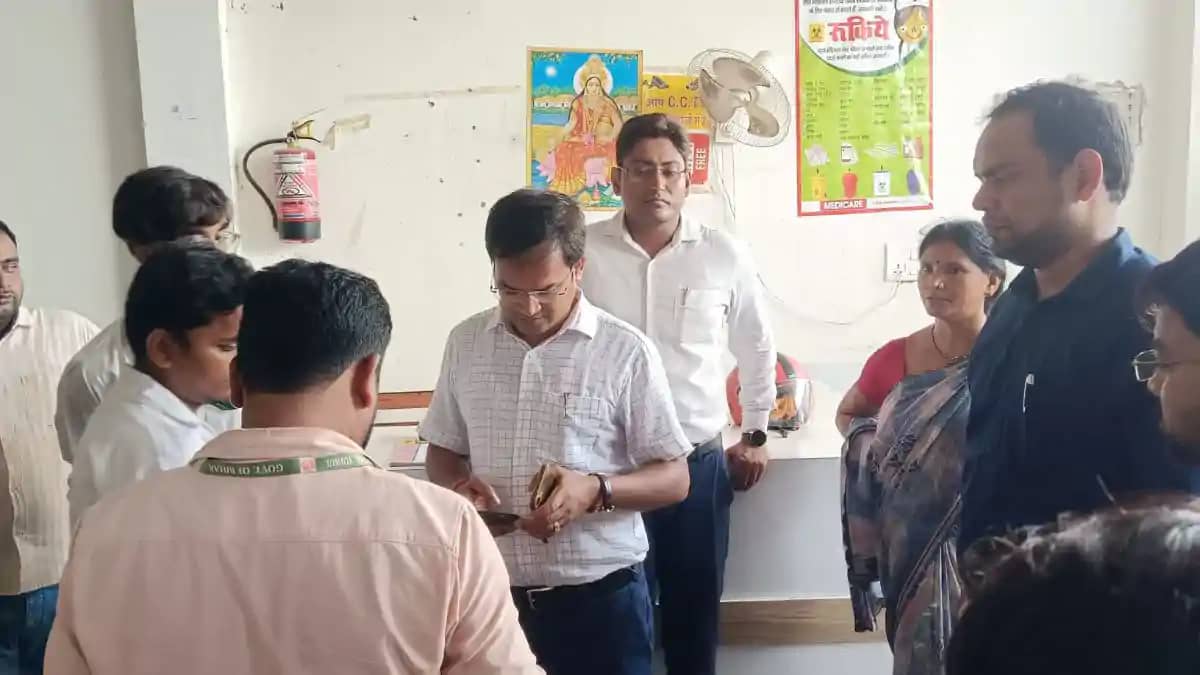 फर्जी क्लिनिक पर प्रशासन का बड़ा छापा: डॉक्टर फरार, ऑपरेशन क फर्जी क्लिनिक पर प्रशासन का बड़ा छापा: डॉक्टर फरार, ऑपरेशन क