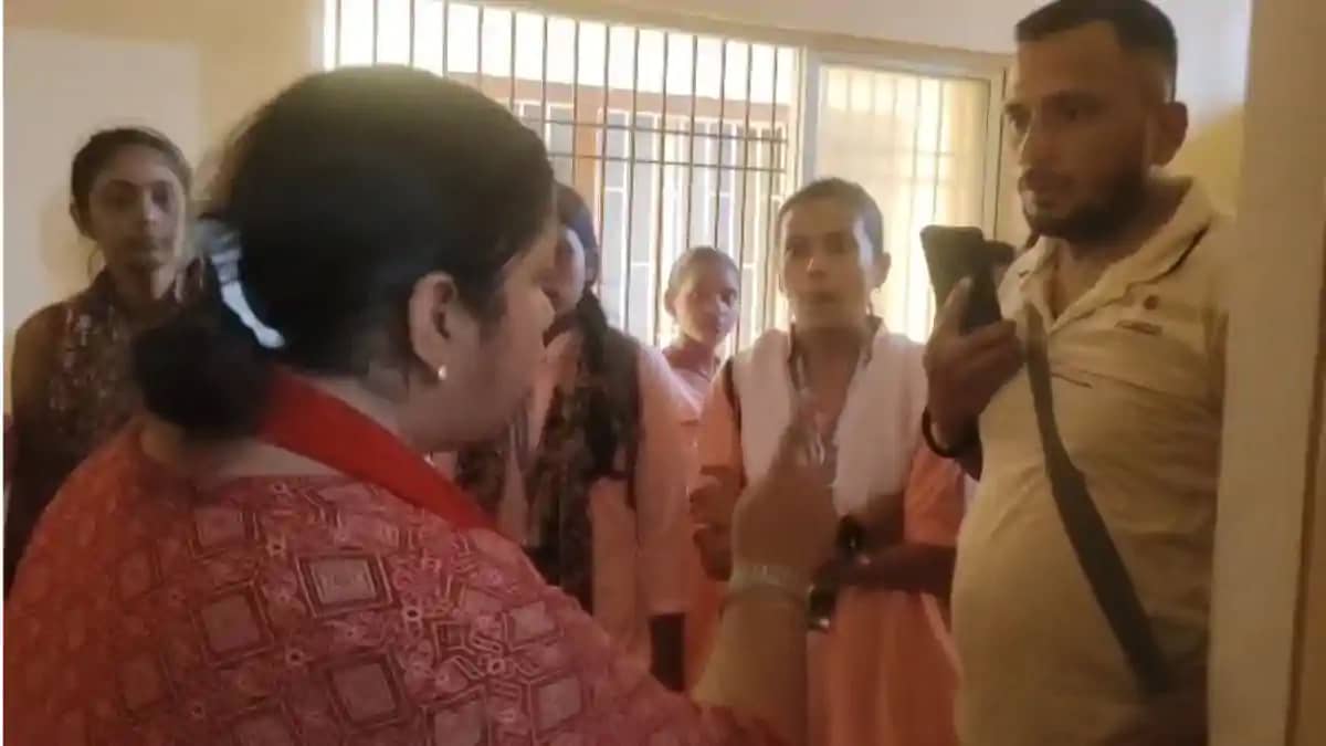 आरा के महंत महिला कॉलेज में पत्रकार से अभद्रता, महिला प्रोफे आरा के महंत महिला कॉलेज में पत्रकार से अभद्रता, महिला प्रोफे